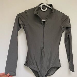 Yumiko leotard. Long sleeve Jessica in nylon Ash.